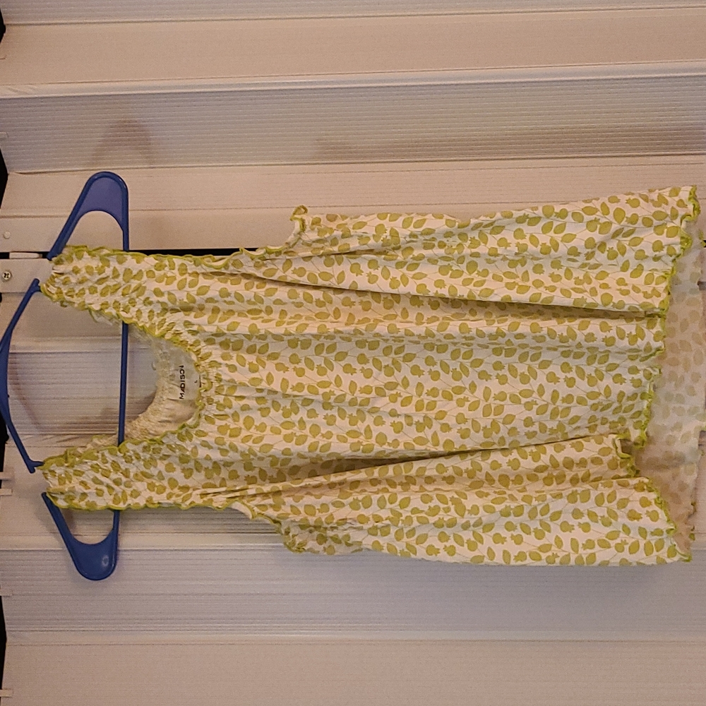 Women's sleeveless tank top with ruffled collar.  Green and white. Size L